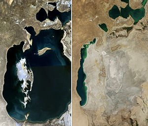 Die Aralmeer in 1989 en 2014.